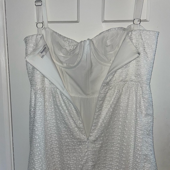 Never worn White House of CB dress! Size L+ (12) w/ larger cups. - Picture 4 of 7